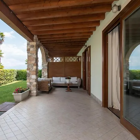 Tavaredo House *